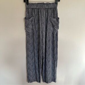 Women’s Urban Outfitters Cottage Print Pull‎ On Pants Size Medium Black & White